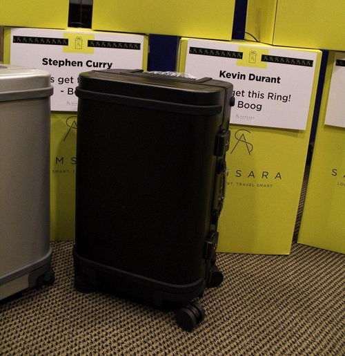 豪爽考辛斯底薪簽約不忘送禮，4600元智能行李箱見證勇士兄弟情